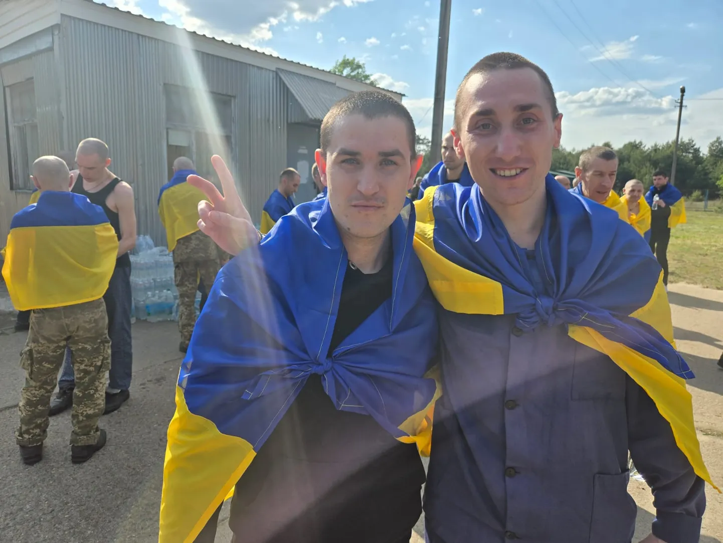Vabastatud Ukraina sõdurid eile Tšernihivi oblastis pärast seda, kui väljusid bussist, mis tõi nad Valgevenest kodumaale. Venemaa vanglates on veel vähemalt 7000 Ukraina sõjavangi.