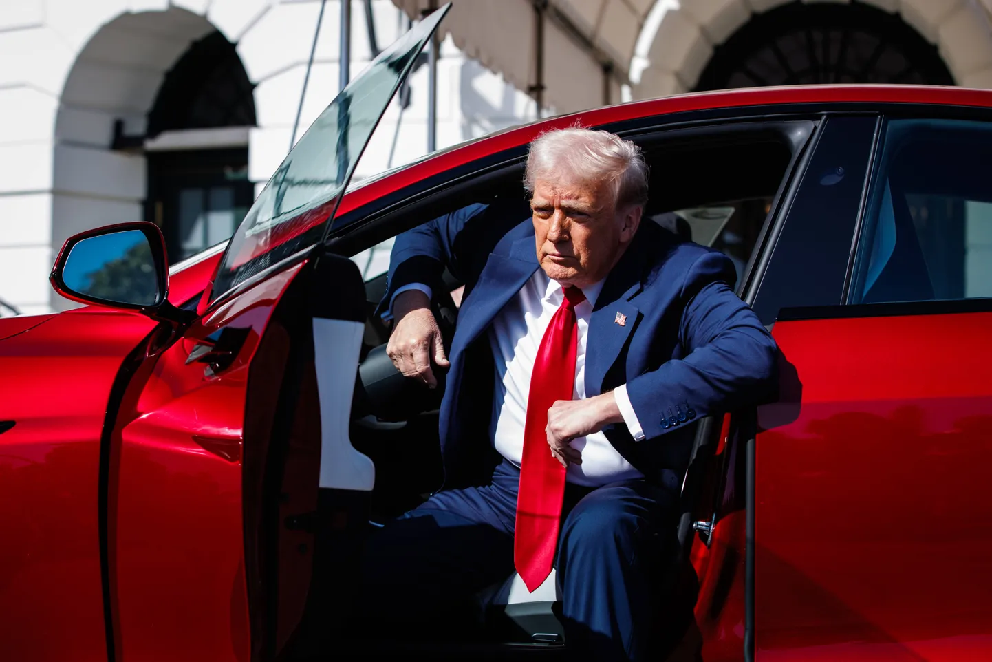 USA president Donald Trump istub oma uude autosse.