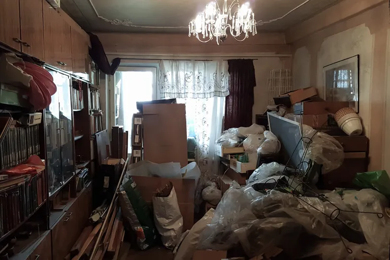 Квартира пенсионера, страдающего от навязчивого накопления, усеянного мусором и книгами. Иллюстративное фото.