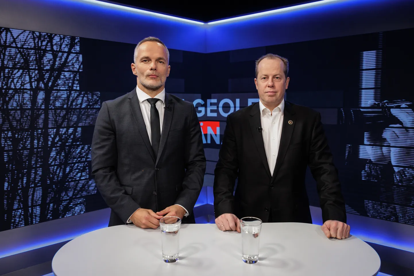 Postimehe otsesaate «Julgeolek täna» saatejuhid Erkki Koort ja Meelis Oidsalu võtavad julgeolekut puudutavad sündmused pulkadeks lahti.