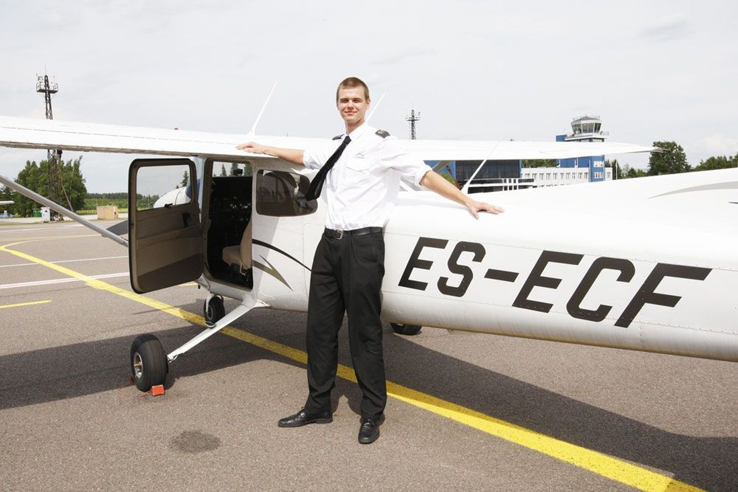 Только что окончивший Эстонскую летную академию Айн Сиймсааре — самый высокорослый пилот Эстонии. При росте в 205 сантиметров он мог бы стать преуспевающим баскетболистом, однако, по его словам, работа пилота гораздо интереснее.