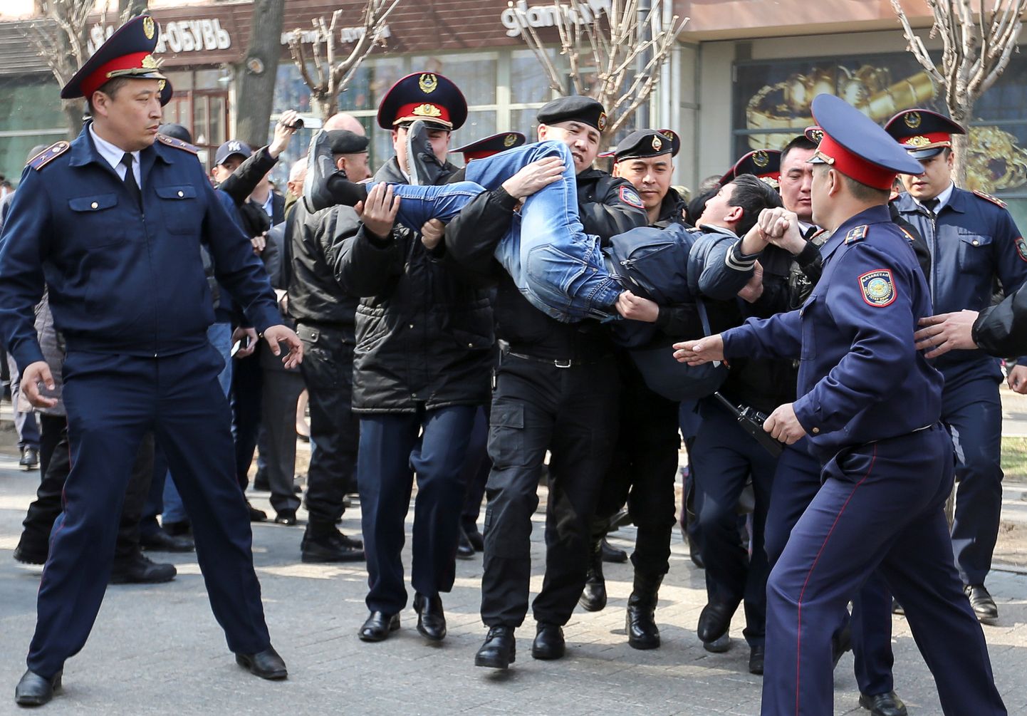 Kasahstani korrakaitsjad meeleavaldust laiali ajamas.