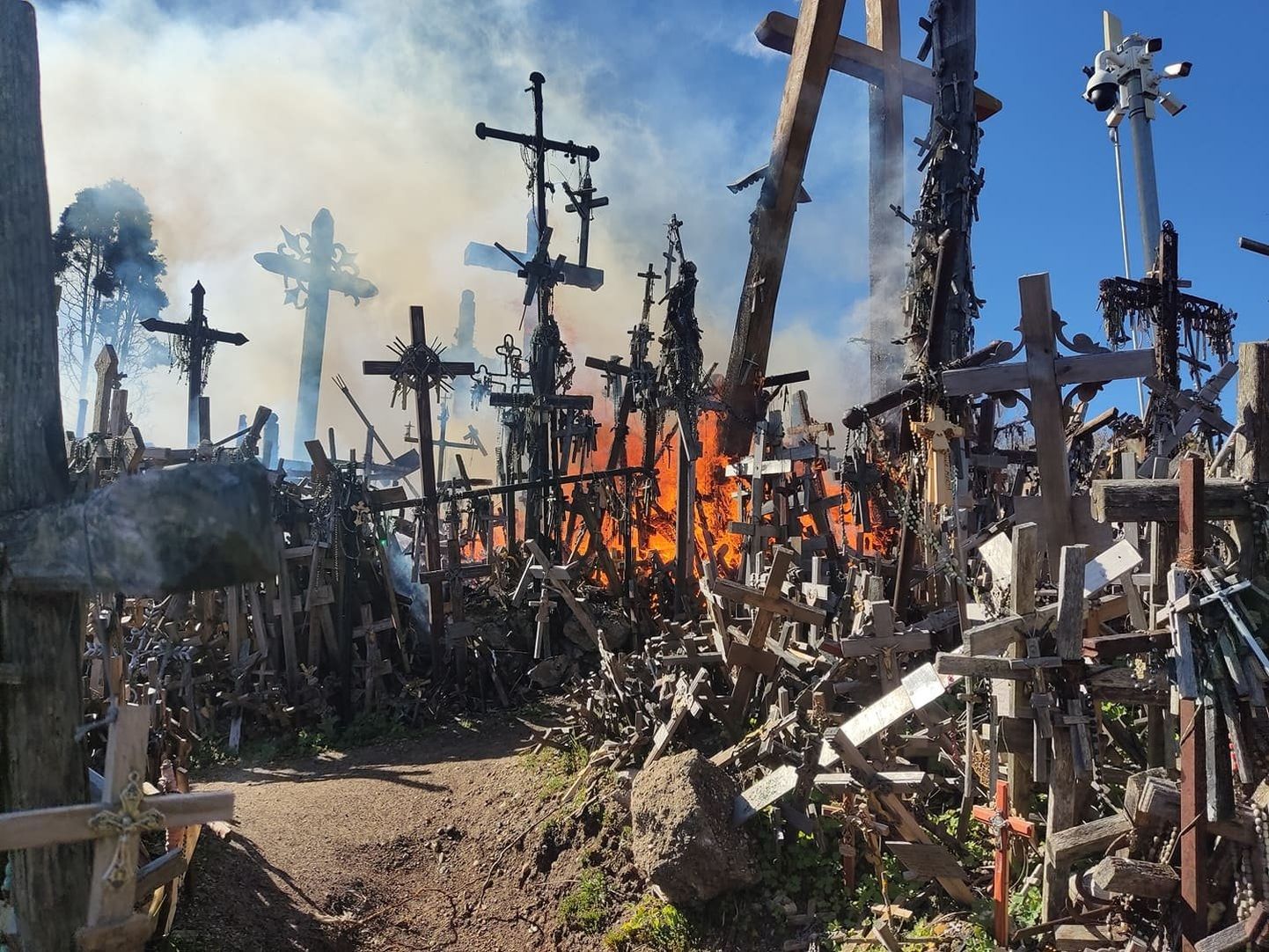 Пожар на Горе крестов в Литве. Фото очевидцев