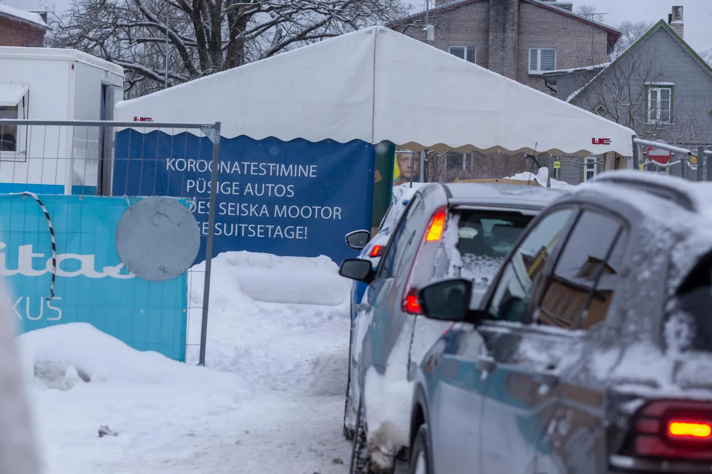Koroonaviiruse proovi andmise järjekord Viljandis.