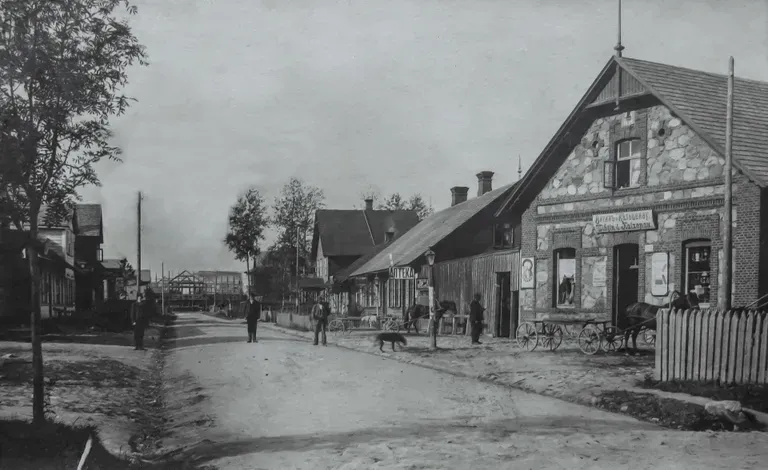 Вид на улицу Кеск примерно в 1900 году. На переднем плане старое здание совместного предприятия Вихтина и Кальценау, в следующем доме - аптека.