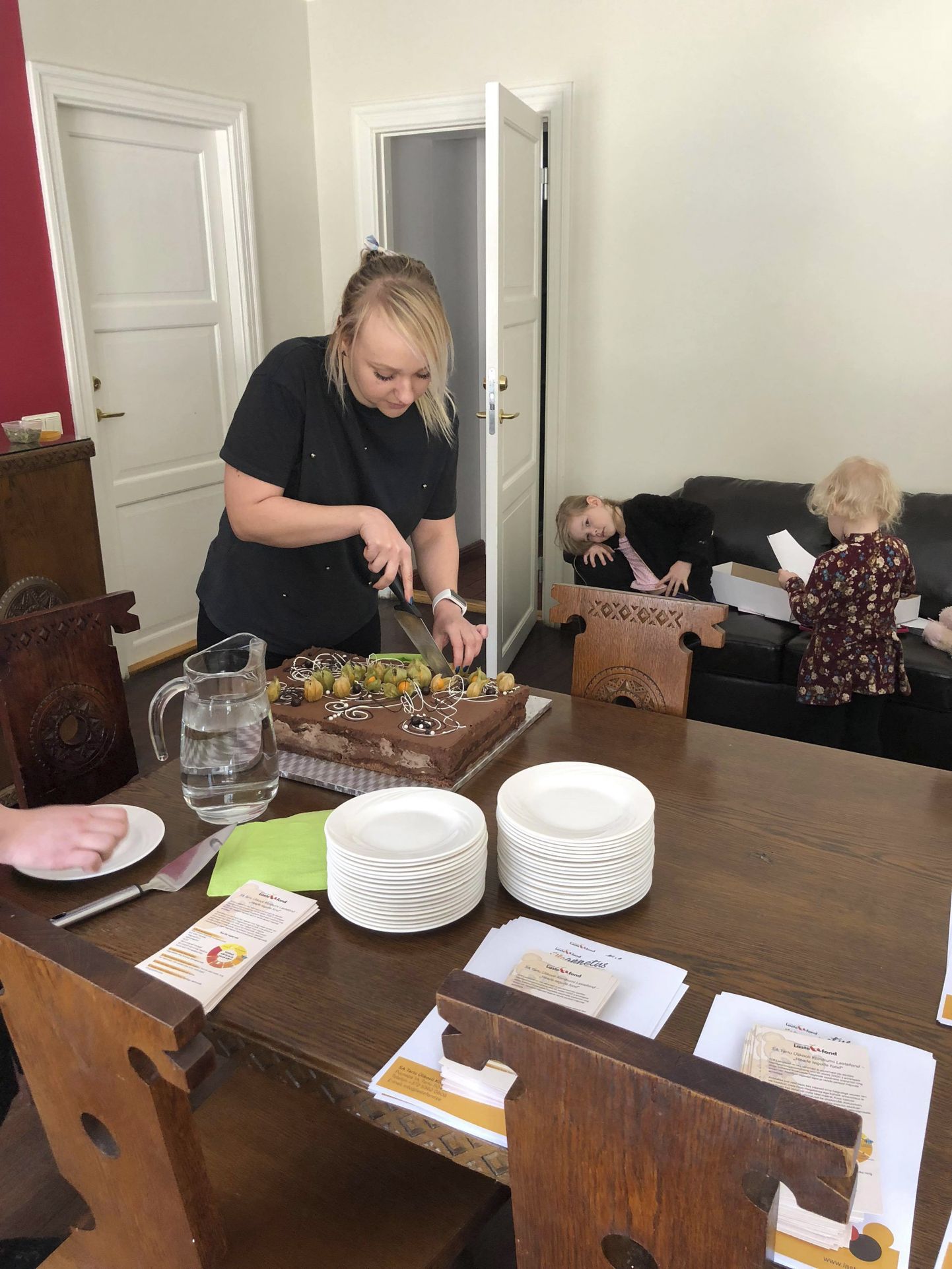 Viljandimaa vabatahtlike tiimi koordinaator Grete Akenpärg üllatas ja ühtlasi premeeris Tartus toimunud vabatahtlike koosolekul abilisi omatehtud šokolaadi-toorjuustu koogiga.