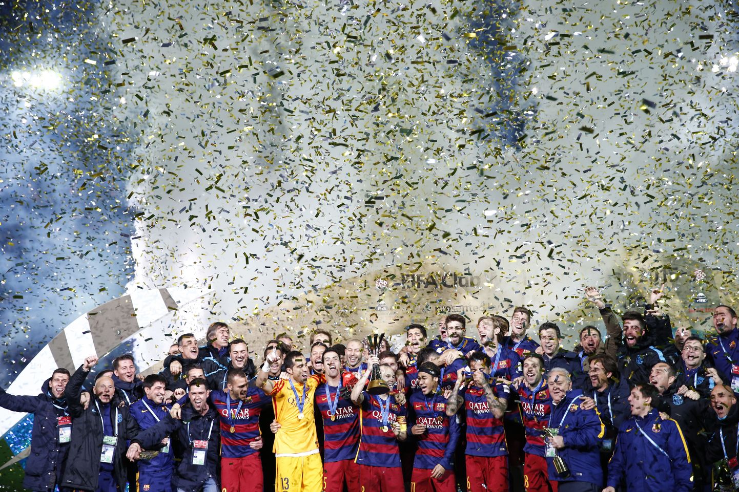 Barcelona jalgpallimeeskond tähistamas klubide MMi tiitlivõitu.