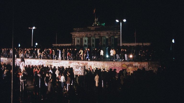 Ставшая символом разделения Германии на две части Берлинская стена была разрушена в 1989 году, и многие немцы до сих пор признательны Горбачеву за ту роль, которую он в этом сыграл