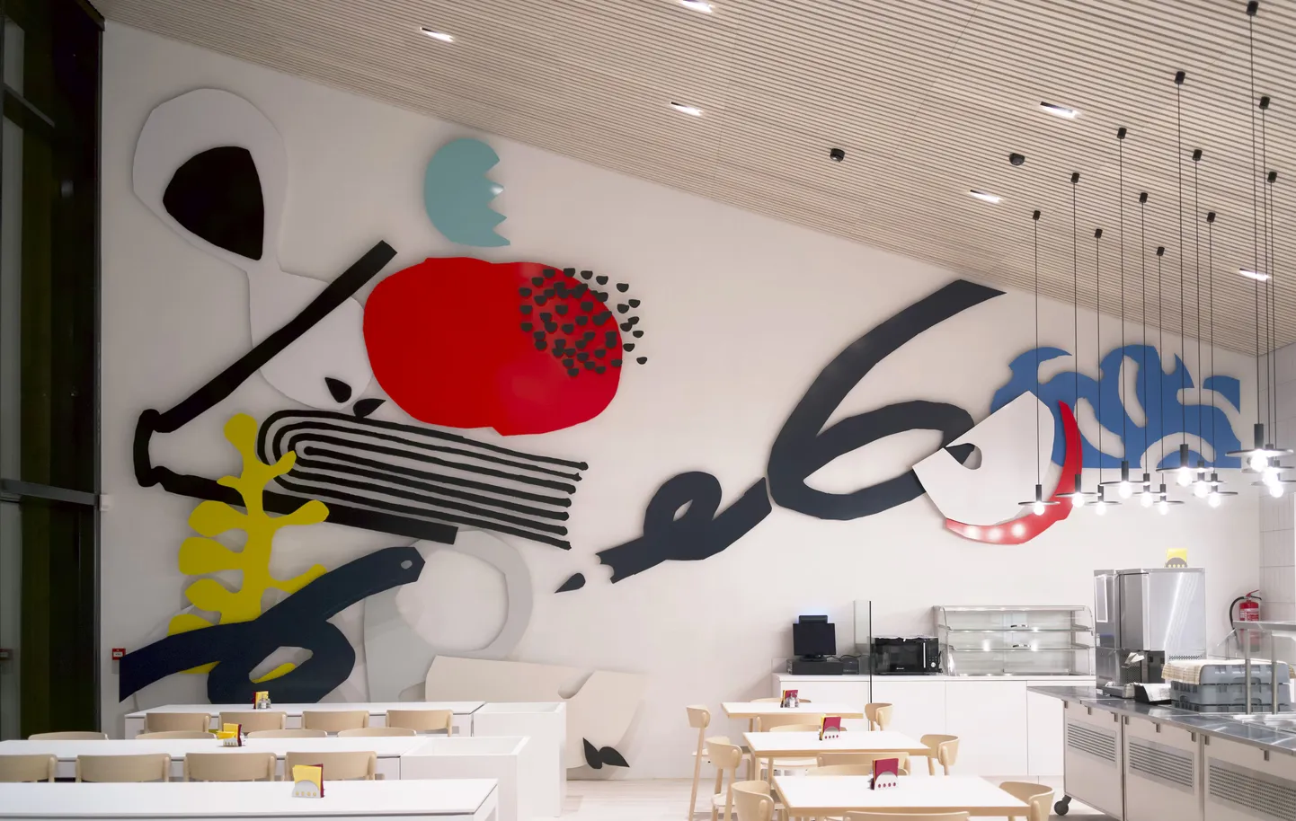 Paide riigigümnaasiumi söögisaali seina ehib kunstiteos
