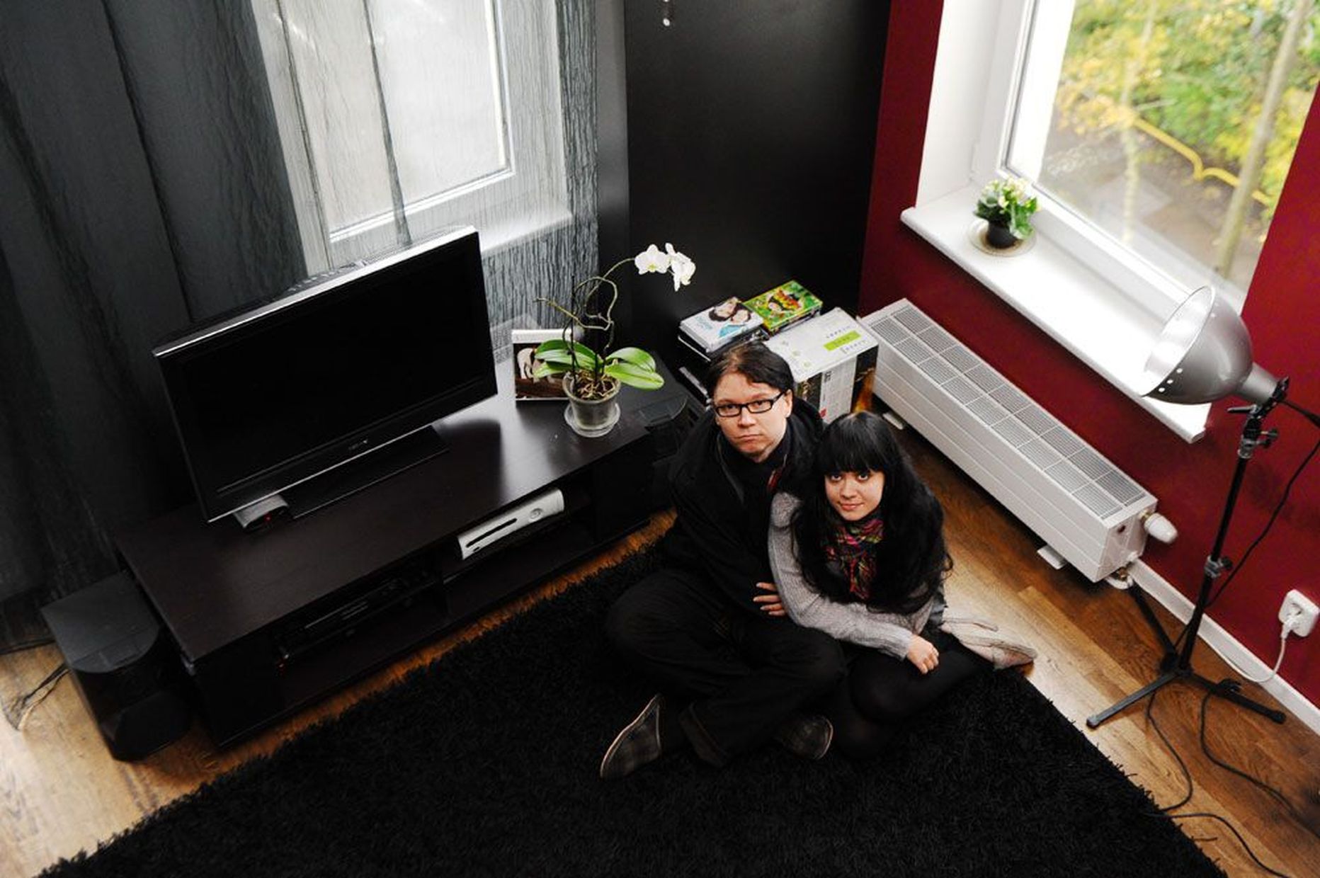 Dina Kontšits ja Asko Kikkul saavad oma korteris sooja vaid võimalikult teineteise lähedale hoides.