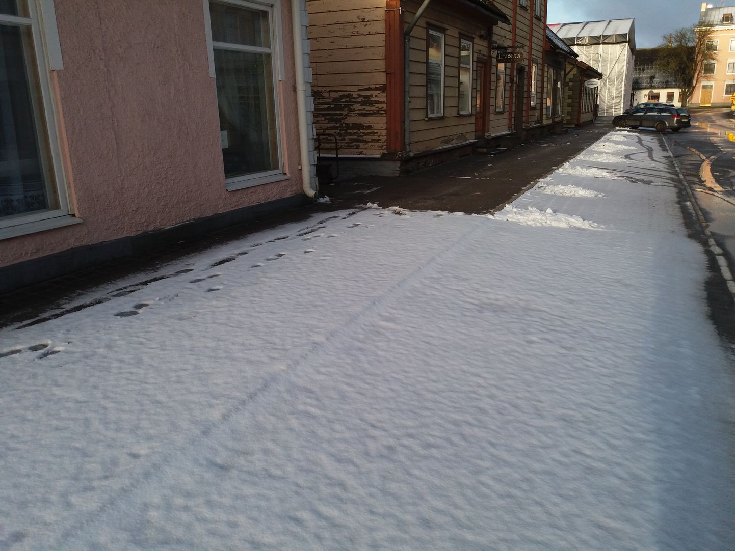 Lükatud ja lükkamata lumi Tartu tänaval.