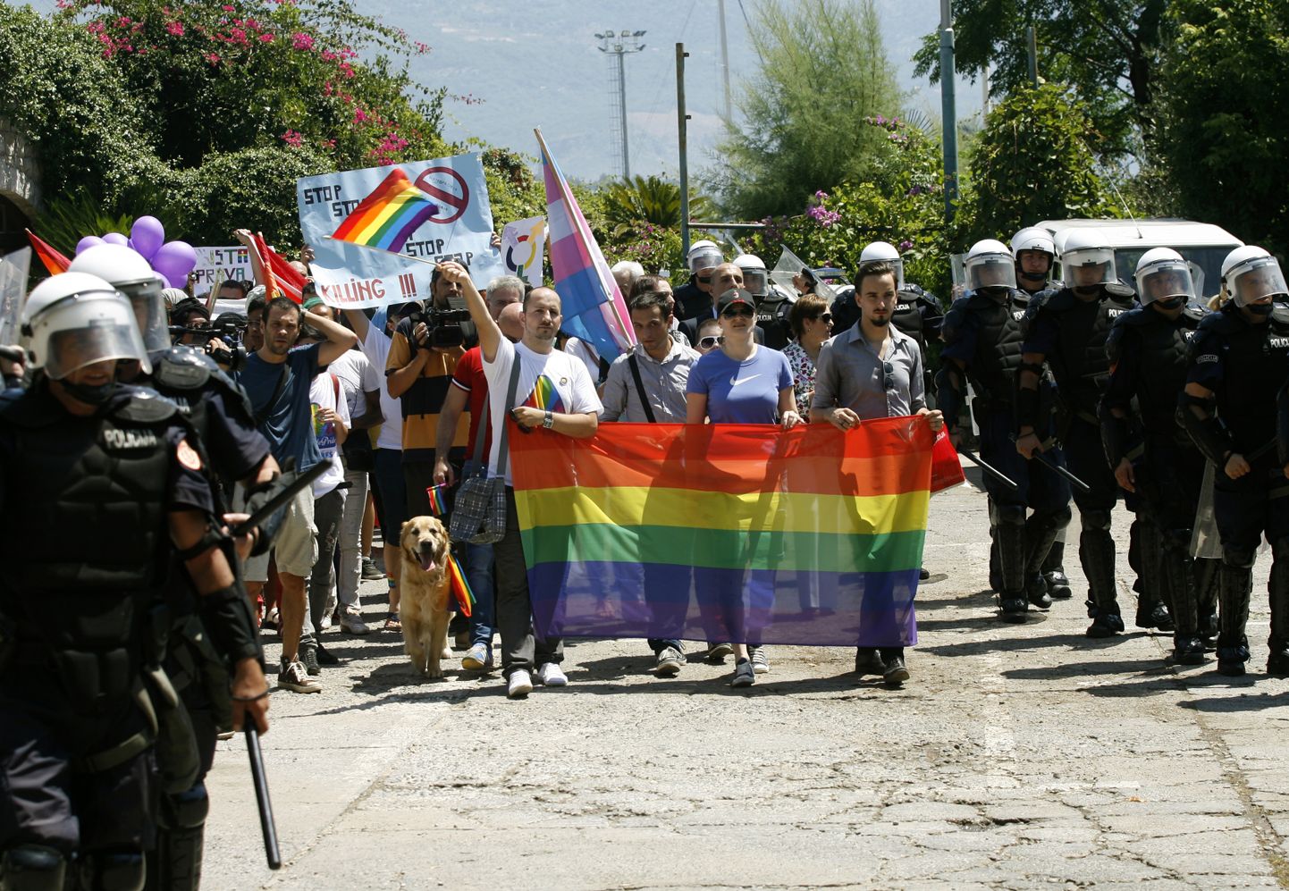 Märulipolitsei kaitsmas LGBT aktiviste Montenegro esimesel geiparaadil 2013. aasta suvel.