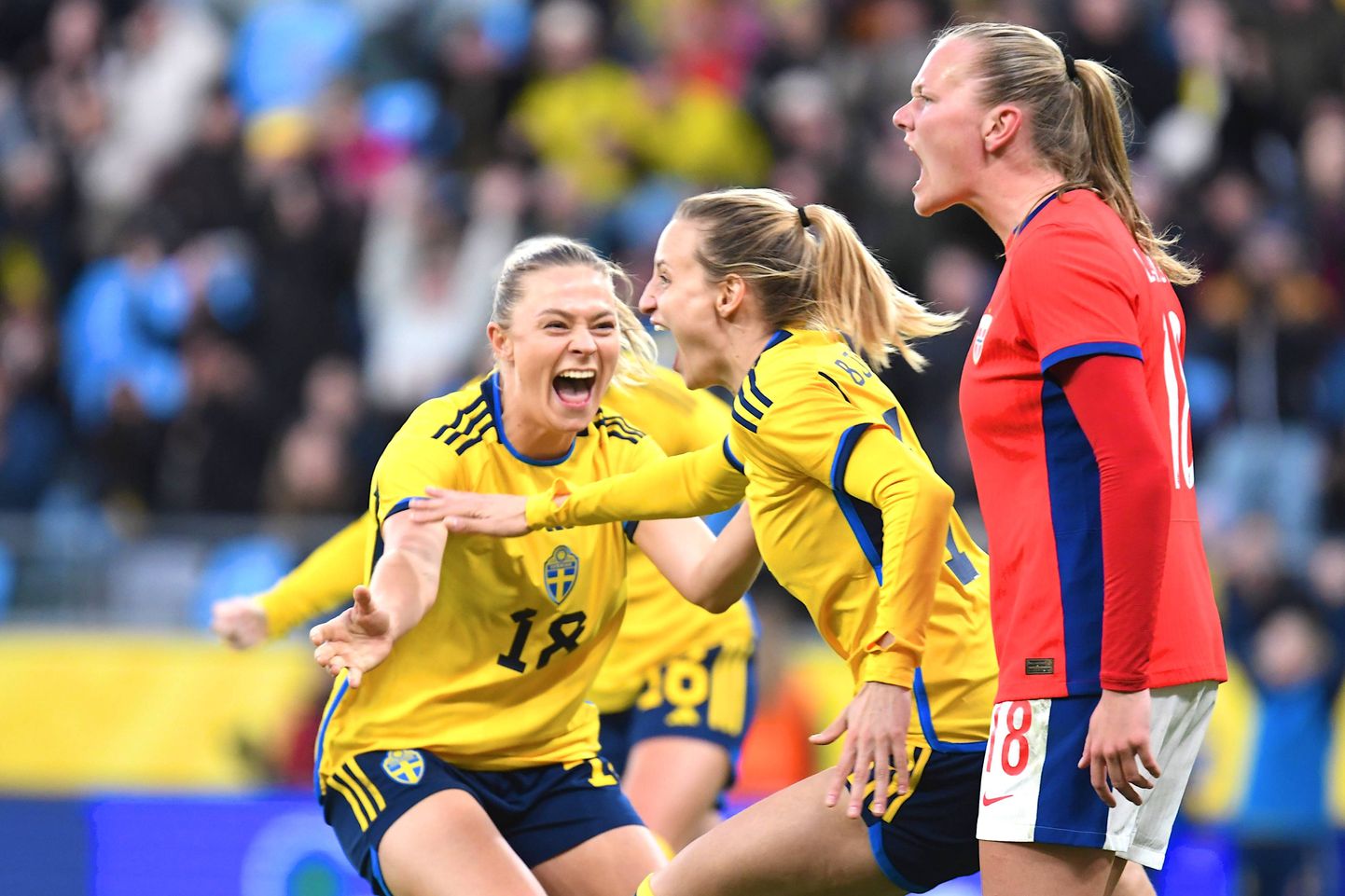 Футболистки шведской сборной празднуют гол в матче против Норвегии.