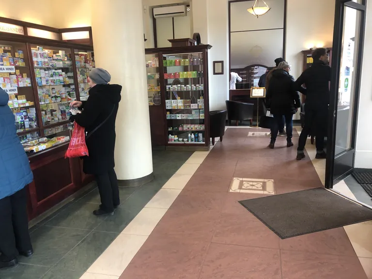 Особого ажиотажа в аптеках Каламая нет. Однако люди стараются выкупить рецептурные лекарства. Особого ажиотажа в аптеках Каламая нет. Однако люди стараются выкупить рецептурные лекарства.