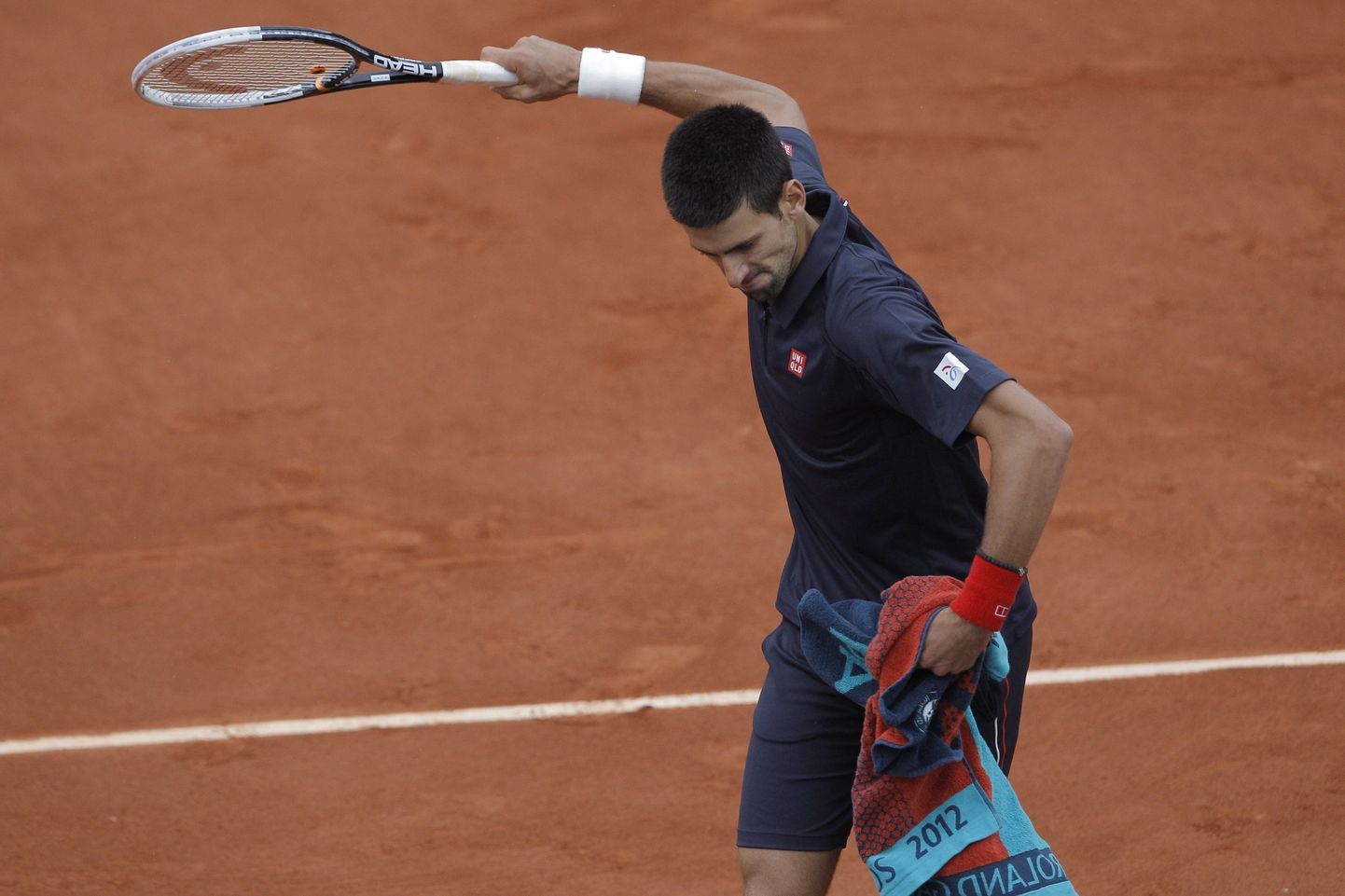 Ärritunud Novak Djokovic lõhkus reklaamplakati.