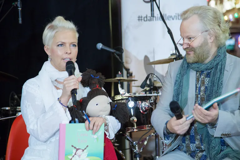 Evelin Ilves raamatut esitlemas