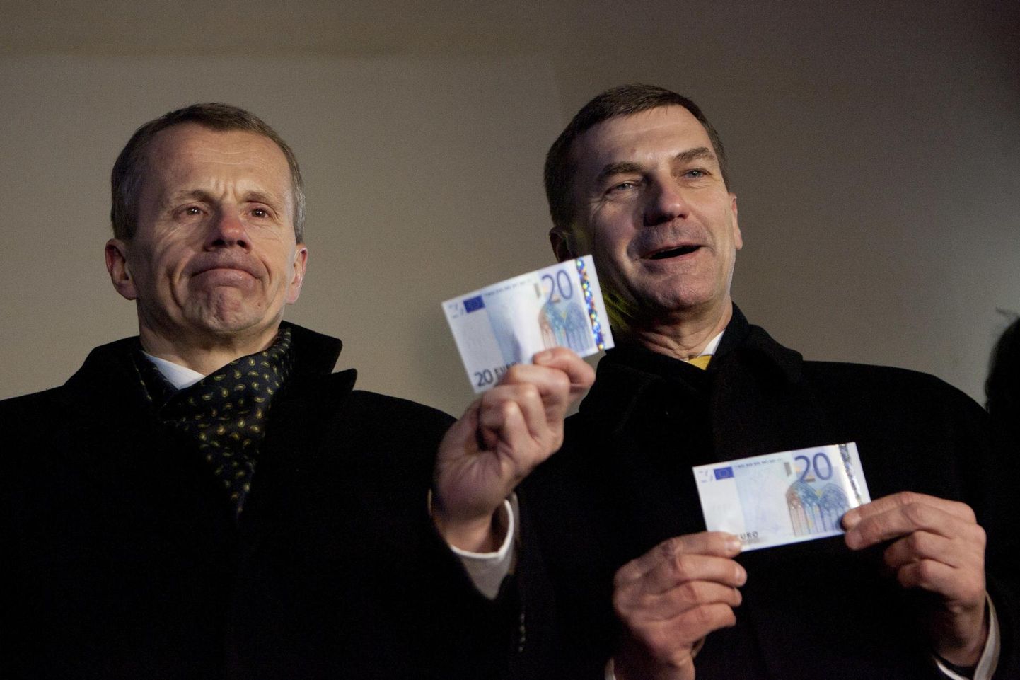 Jürgen Ligi ja Andrus Ansip tervitavad eurot.