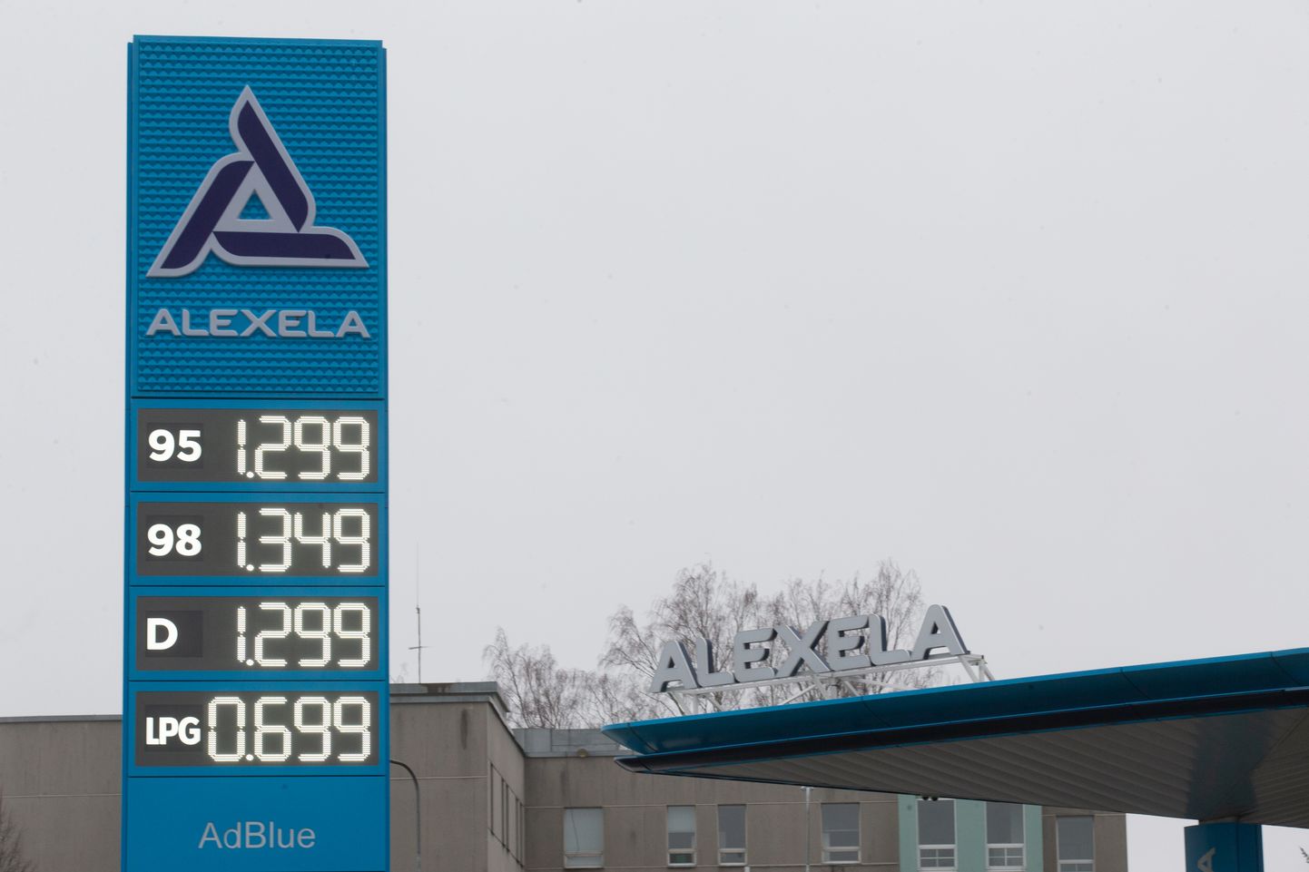 Täna hommikul olid tanklates langenud kütusehinnad 1,299 euroni.
Pildil Alexela tankla Tartus Lõunakeskuse juures.