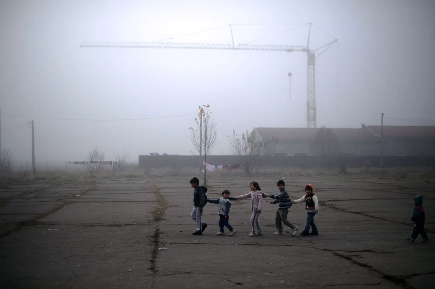 Süüria lapsed mängivad Bulgaaria pealinna Sofia lähistel asuva põgenikelaagri juures.