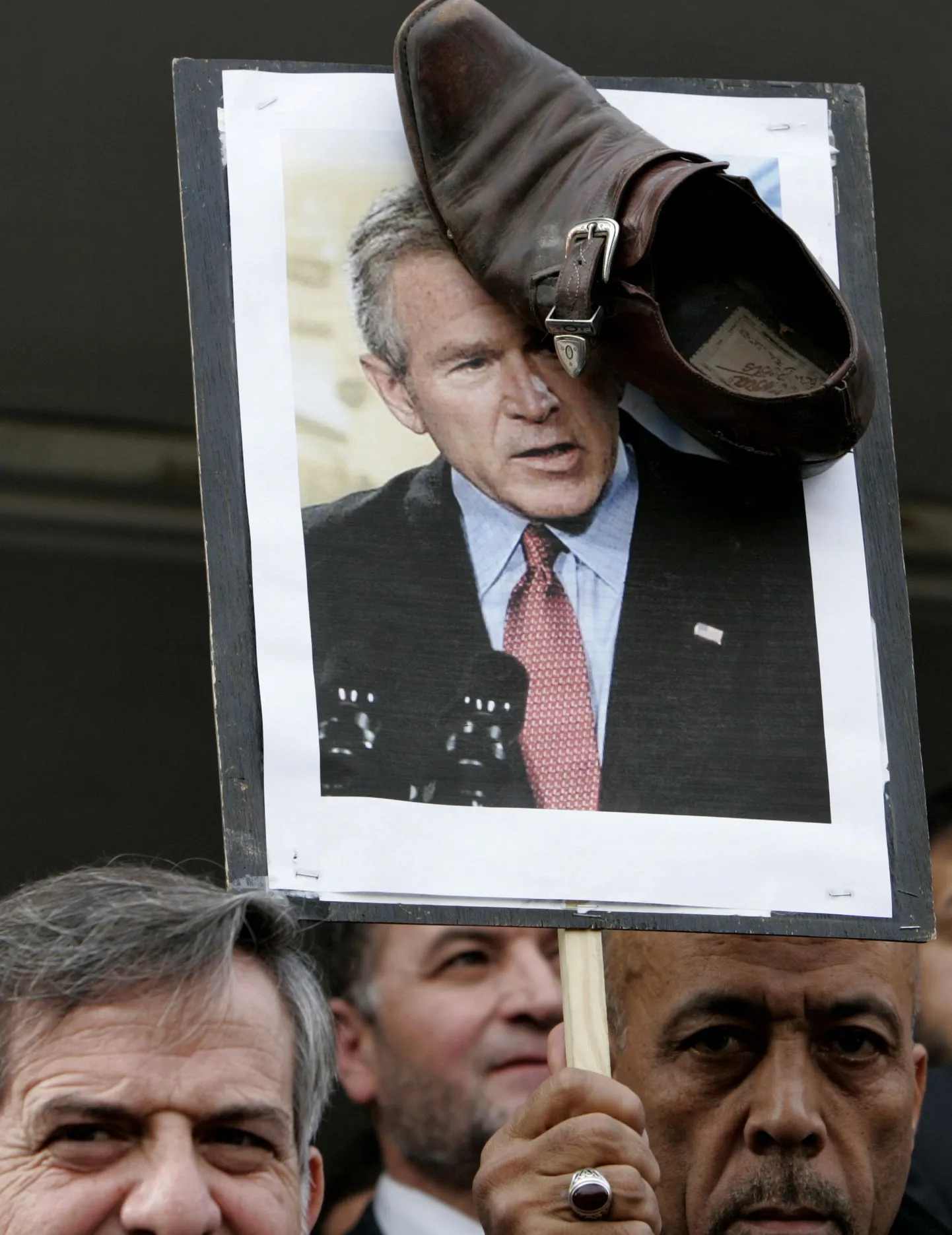 Iraagis kingadega USA presidenti George W. Bushi loopinud Iraagi teleajakirjanik on araabiamaades ääretult populaarne.