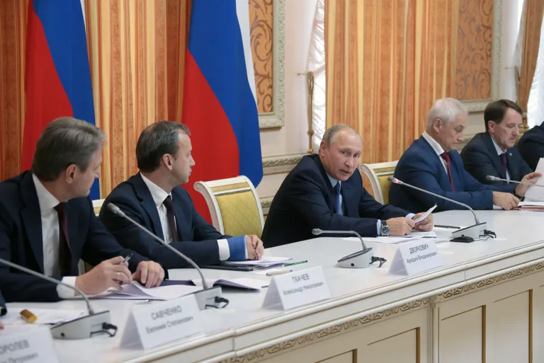 Venemaa põllumajandusminister Aleksander Tkatšev ja president Vladimir Putin (keskel)
