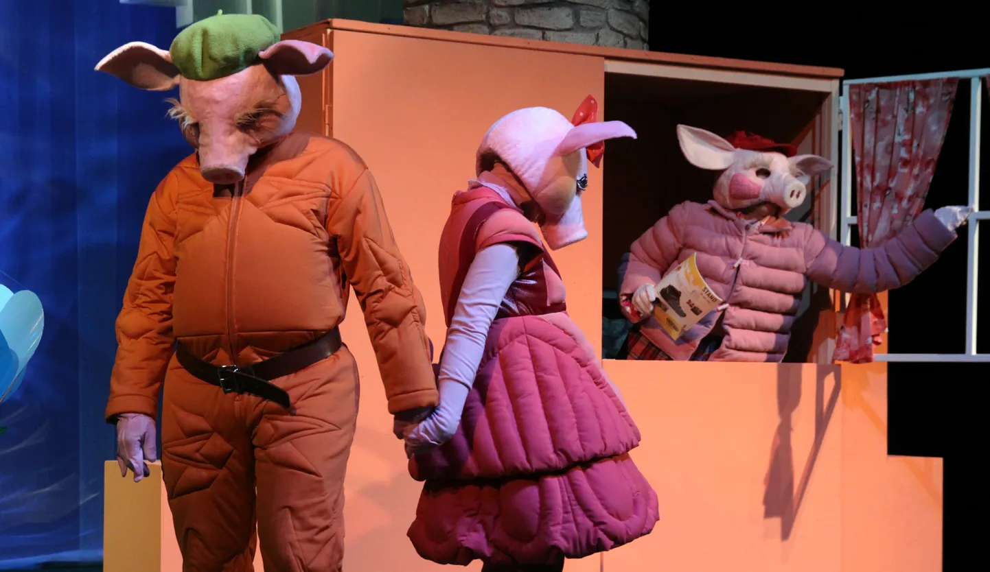 Mitu põlvkonda on elanud nagu muinasjutu kaks põrsakest. Pildil stseen teater Endla lavastusest 2010.
