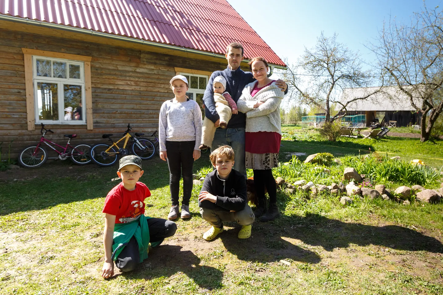 Aasta suurpereks nimetatud perekond Soon oma koduõuel.