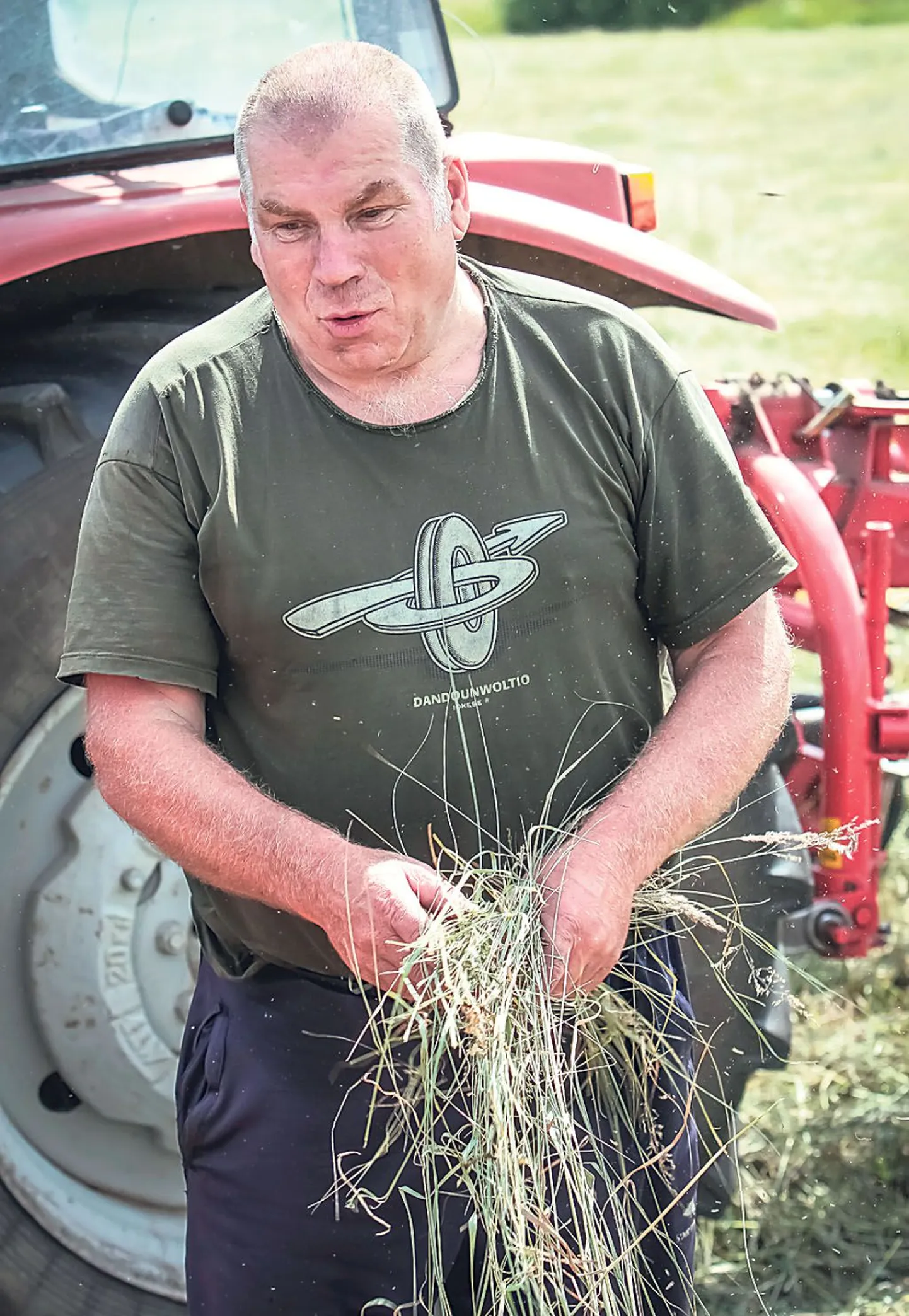 ”Mul pole siin pikka juttu ajada, põld ootab,” ütles OÜ Aminolte traktorist Kalju, kes heina kaarutas.