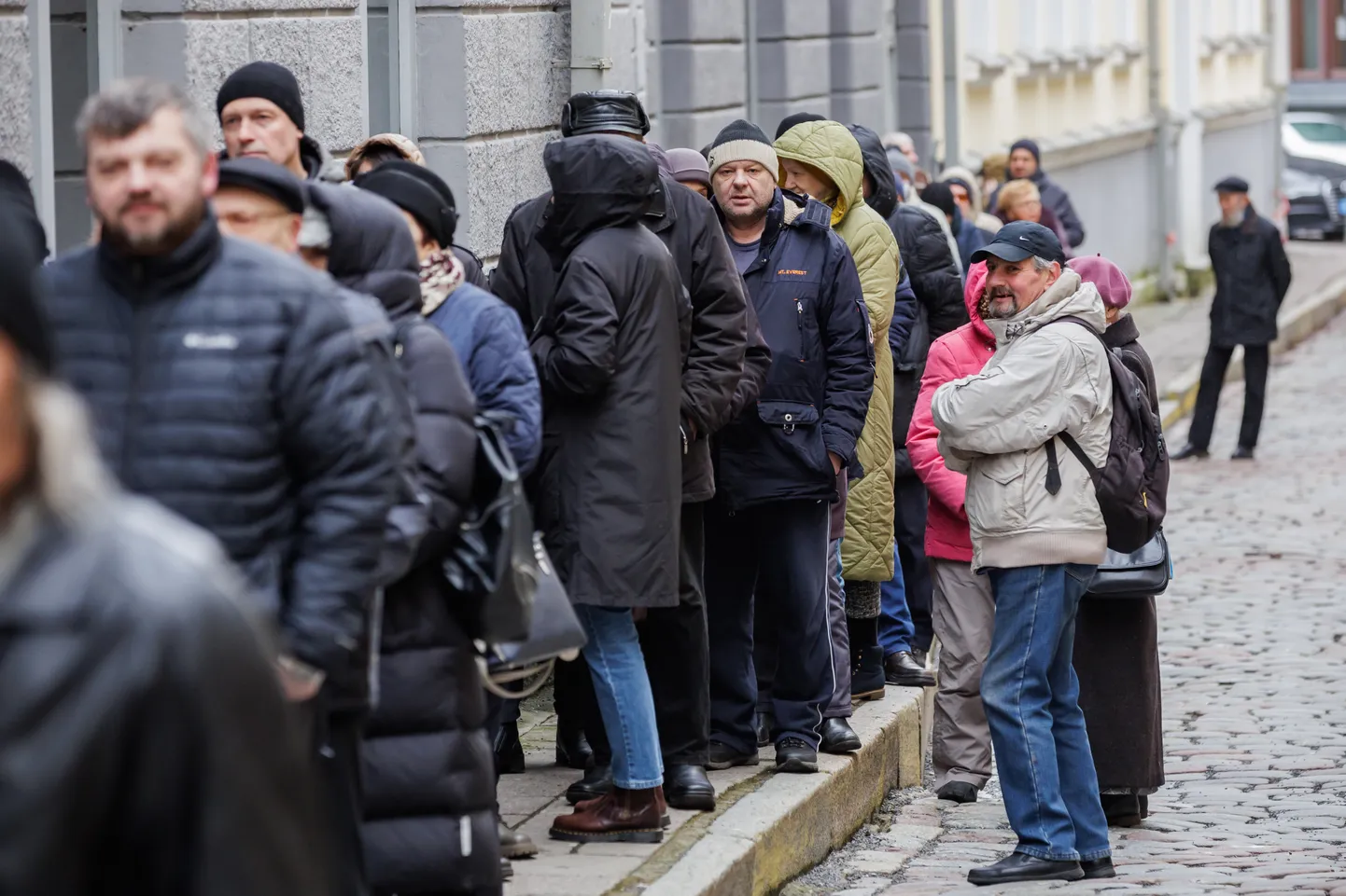 Очередь из желающих проголосовать на выборах президента РФ в посольстве на улице Пикк, 17 марта 2024 года, Таллинн.