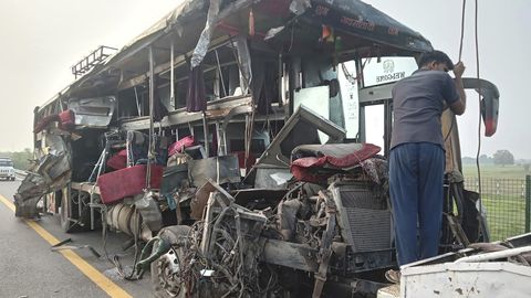 VIDEO ⟩ Indias hukkus bussi ja piimaveoki kokkupõrkes 18 inimest