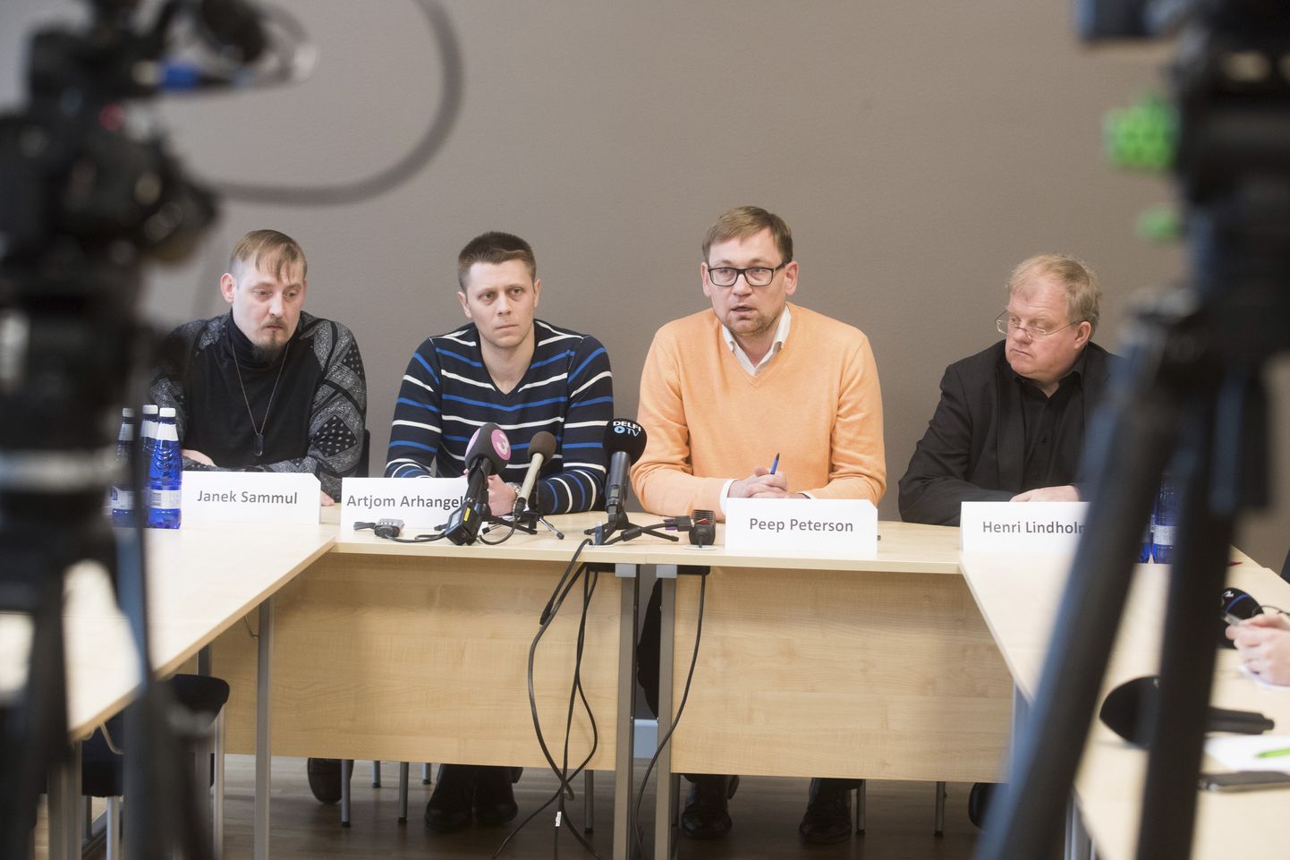 Vasakult: Janek Sammul, Artjom Arhangelski, Peep Peterson ja Henri Lindholm eile ametiühingu keskliidu majas objektiivide ees.