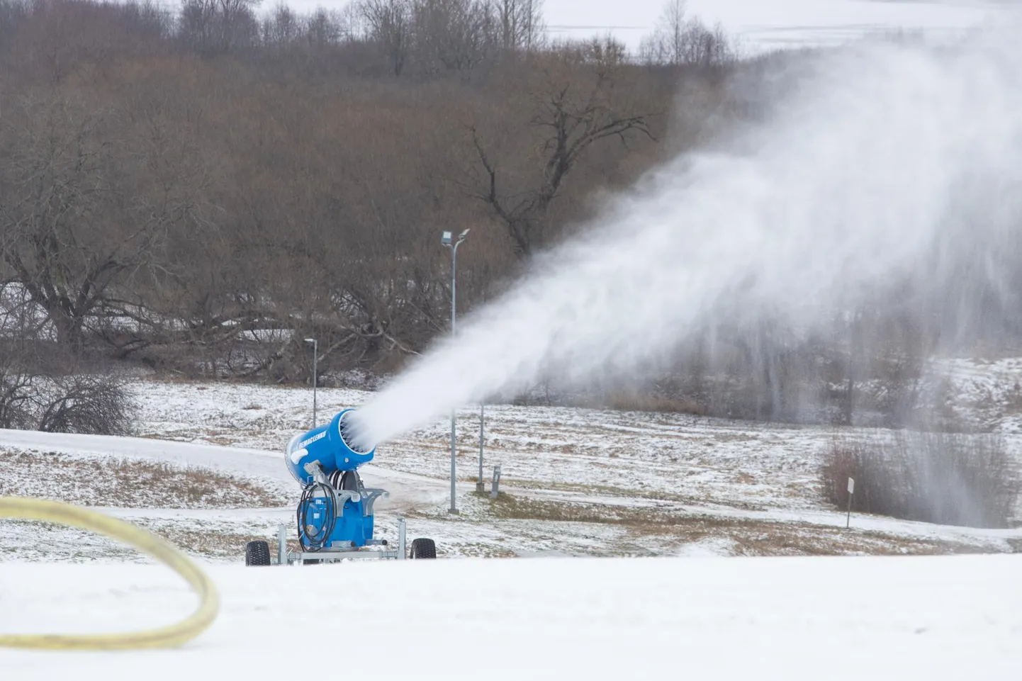 Kui Viljandi linnavalitsus ostab oma lumekahurite tarbeks pumpla, võib talvel näha Huntaugu mäel pilti, kus korraga teeb lund neli-viis lumekahurit.
