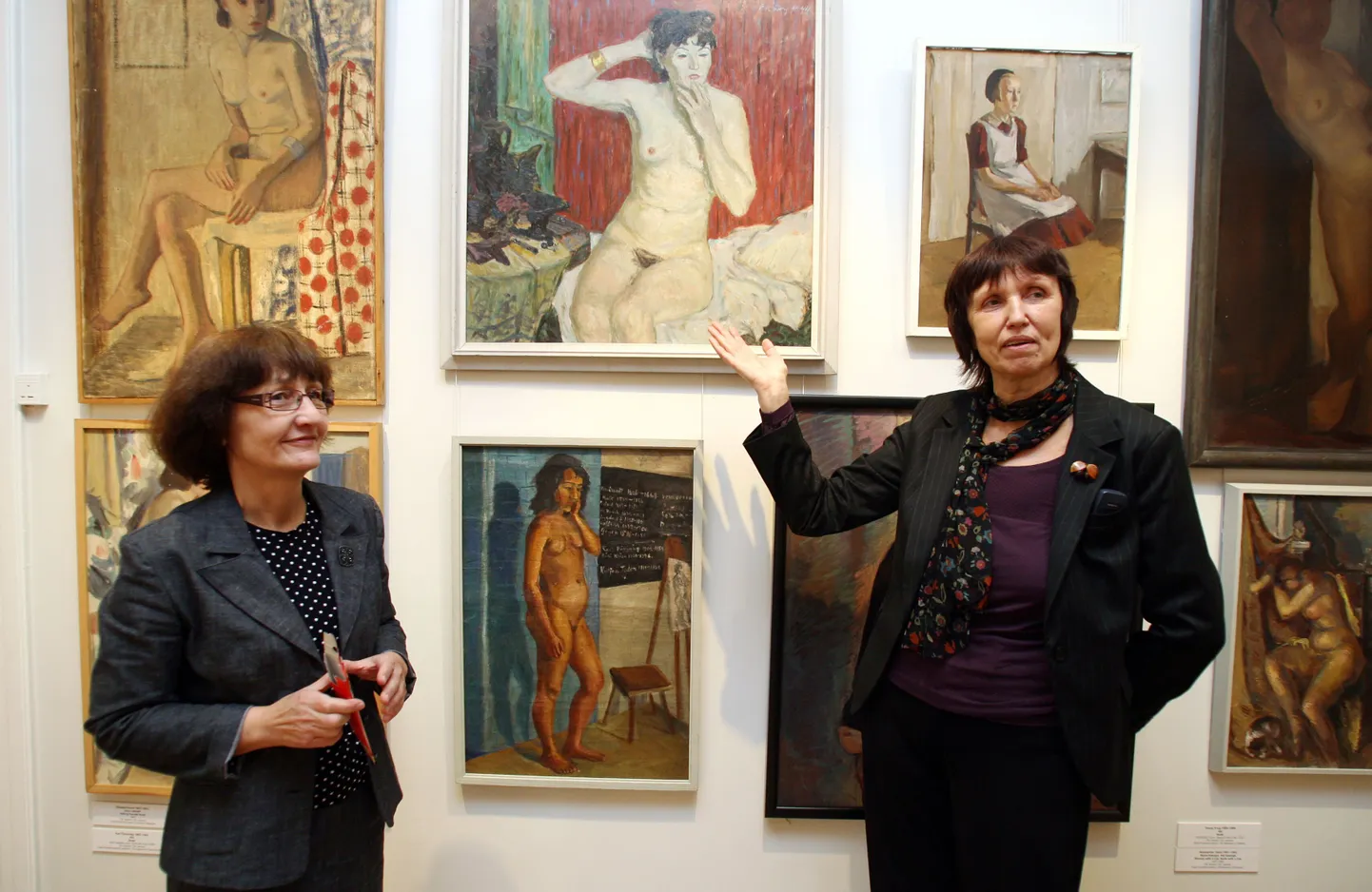 Pallase kunstikooli õpilaste ja õpetajate tööde näituse on koostanud Mare Joonsalu (vasakul) ja Tiiu Talvistu.