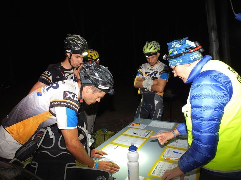 Estonian ACE Adventure Team seiklusspordi MMil saamas instruktsioone koopaetapiks Bugonia koobastes.