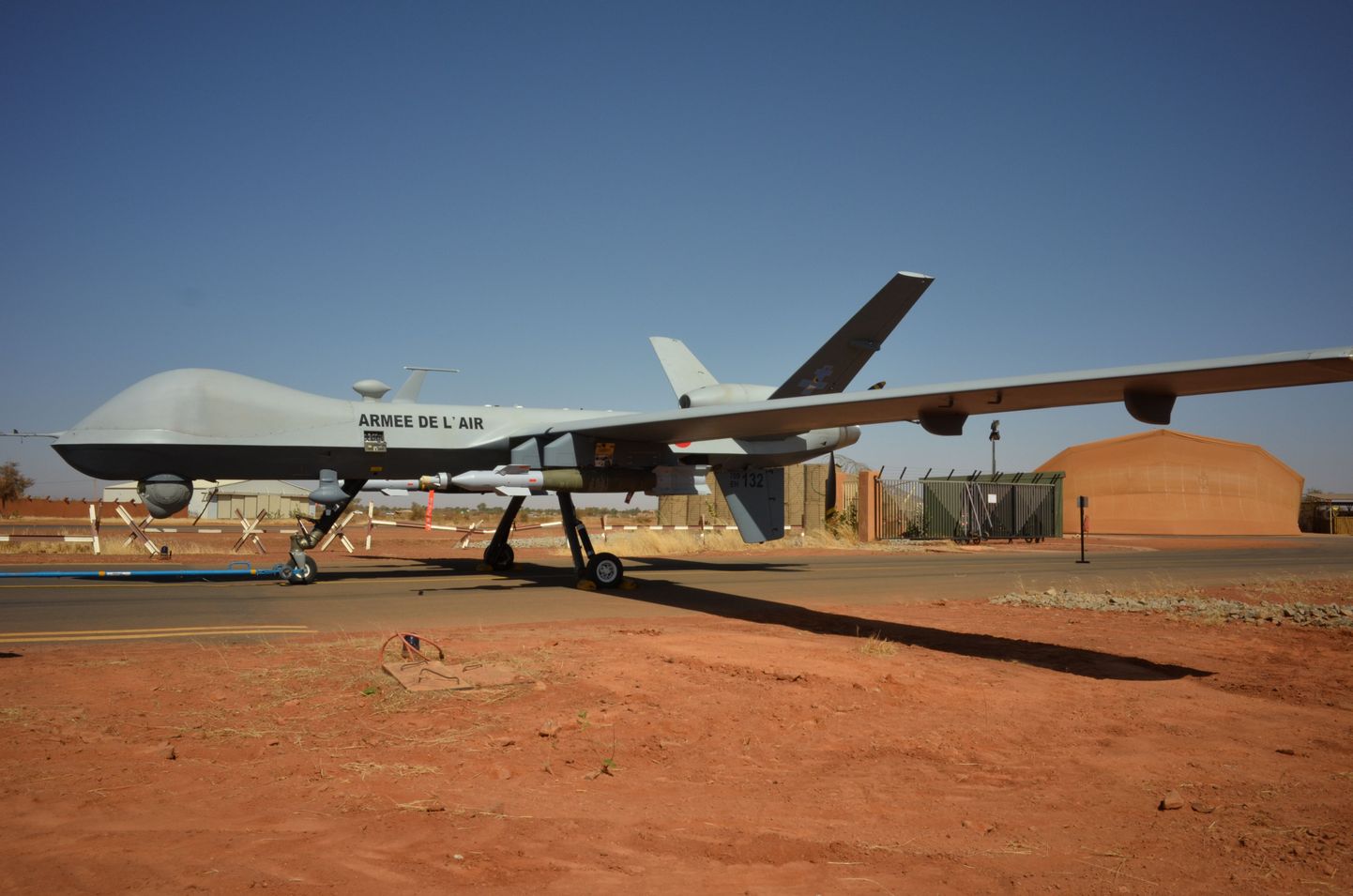 USA-s toodetud Prantsuse Reaper-droon Nigeri pealinnas Niamey's 15. detsembril. Droon on relvastatud kahe laserjuhitava GBU-12 pommiga.