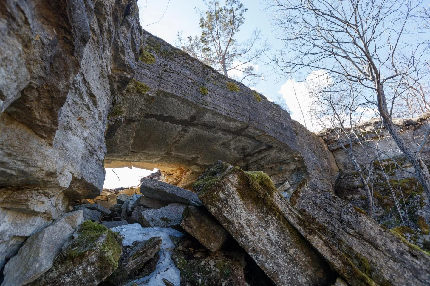 Tunnelisuust paistab nüüd päevavalgust, sest varisenud koht on üsna paekalda serva lähedal.