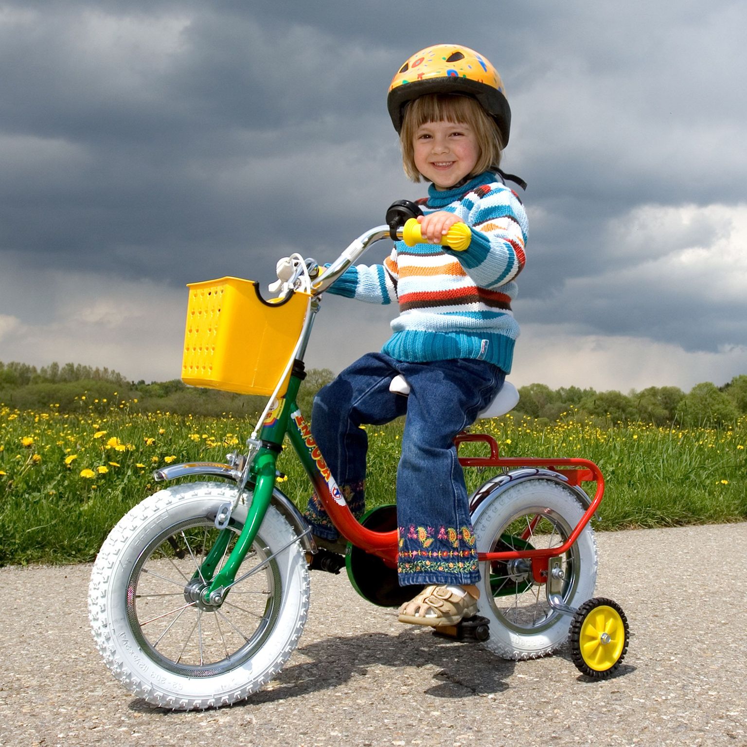 Ребенок на велосипеде. Иллюстративное фото.
