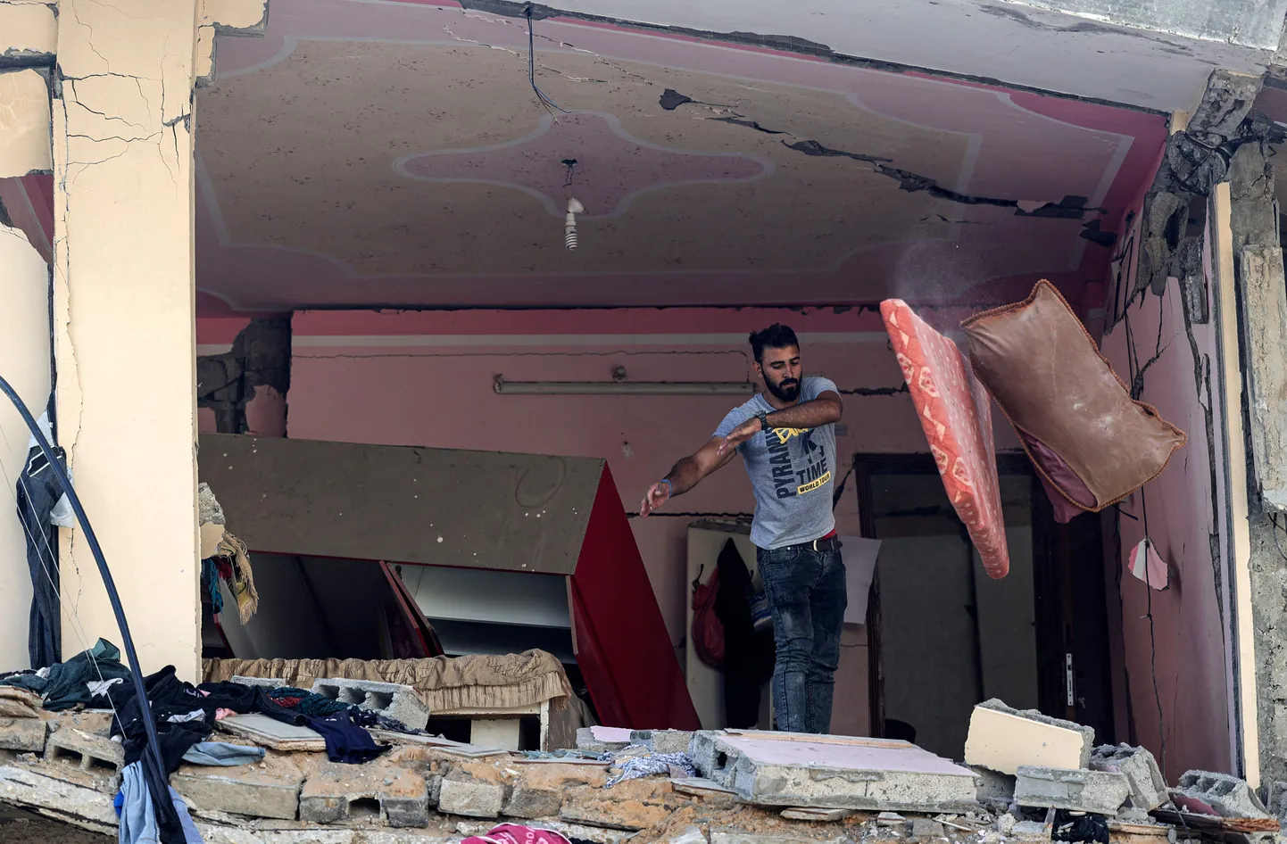 Palestīniešu kaujinieki apšauda Izraēlu, izpostot mājas.
