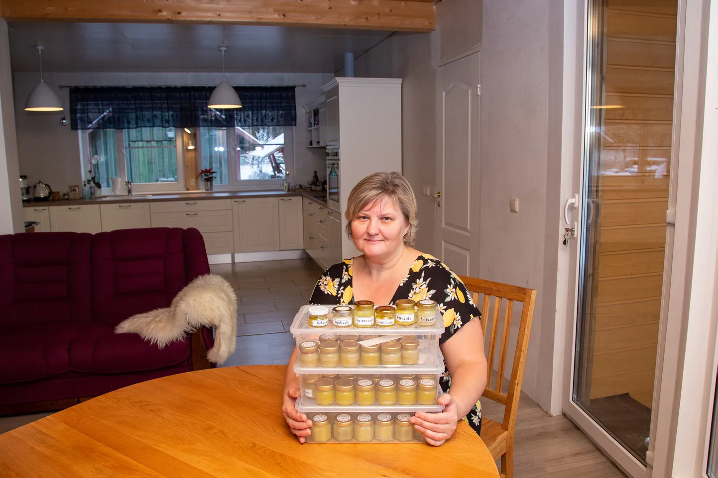 Vanarahvas on ammu teadnud, et loodusest saab abi mitme tervisehäda vastu. Neid teadmisi on kasutanud ka Källomäe talu perenaine Jana Olesk ning tarkused salvipurkidesse pannud.