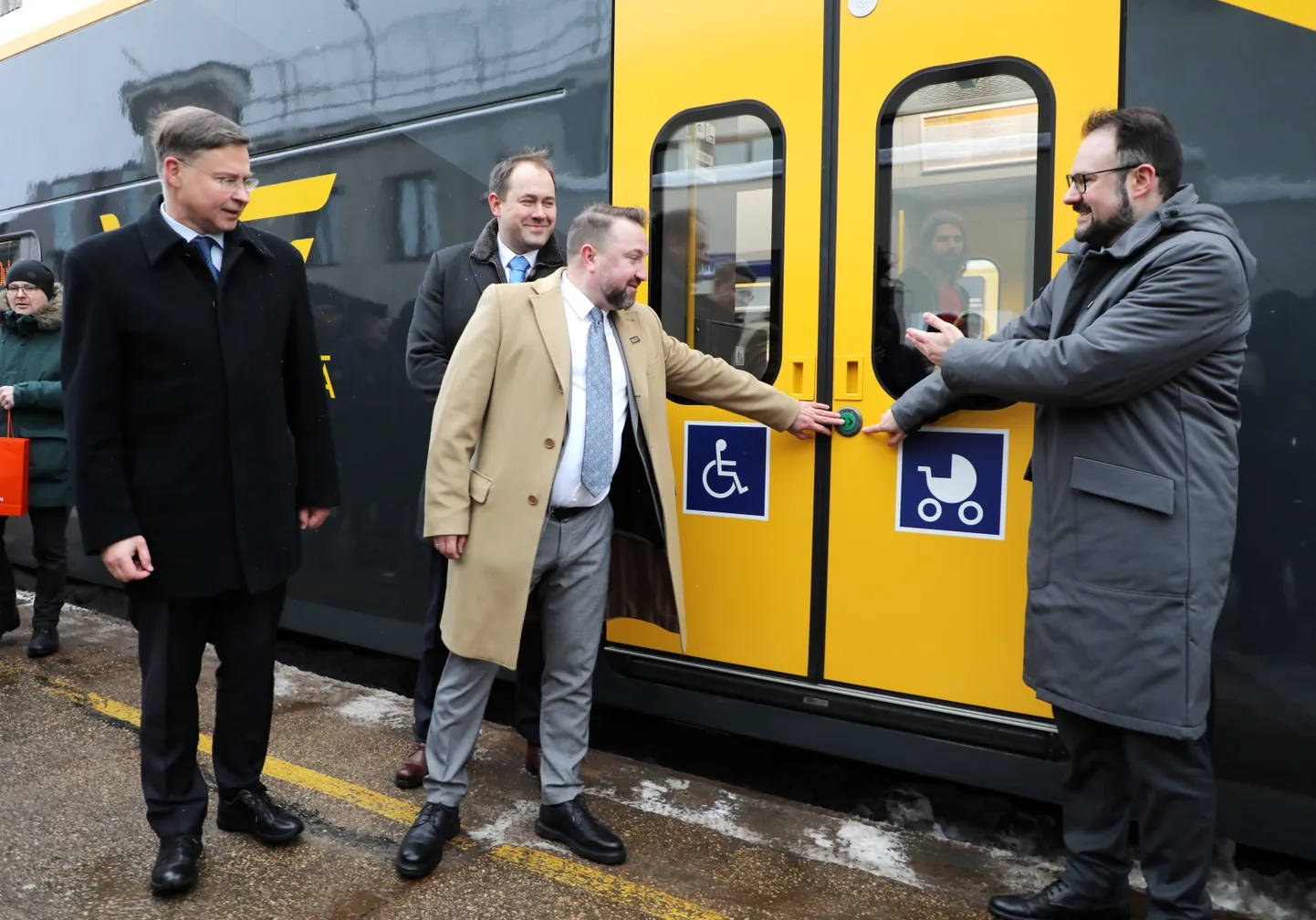 Eiropas Komisijas priekšsēdētājas izpildvietnieks Valdis Dombrovskis (no kreisās), "Pasažieru vilciens" valdes priekšsēdētājs Rodžers Jānis Grigulis, "Škoda Group" valdes loceklis Svata Zdeneks un satiksmes ministrs Kaspars Briškens piedalās jauno elektrovilcienu "Vivi" pārvadājumu uzsākšanas svinīgajā pasākumā Rīgas Centrālajā dzelzceļa stacijā.