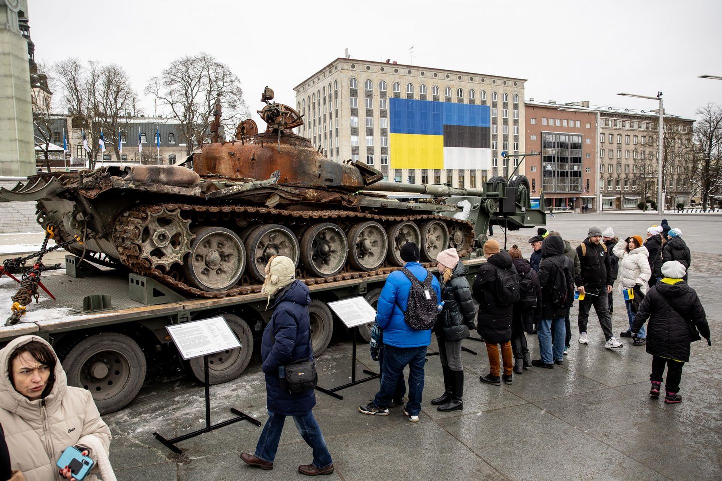 Puruks lastud Vene tank Tallinnas Vabaduse väljakul.