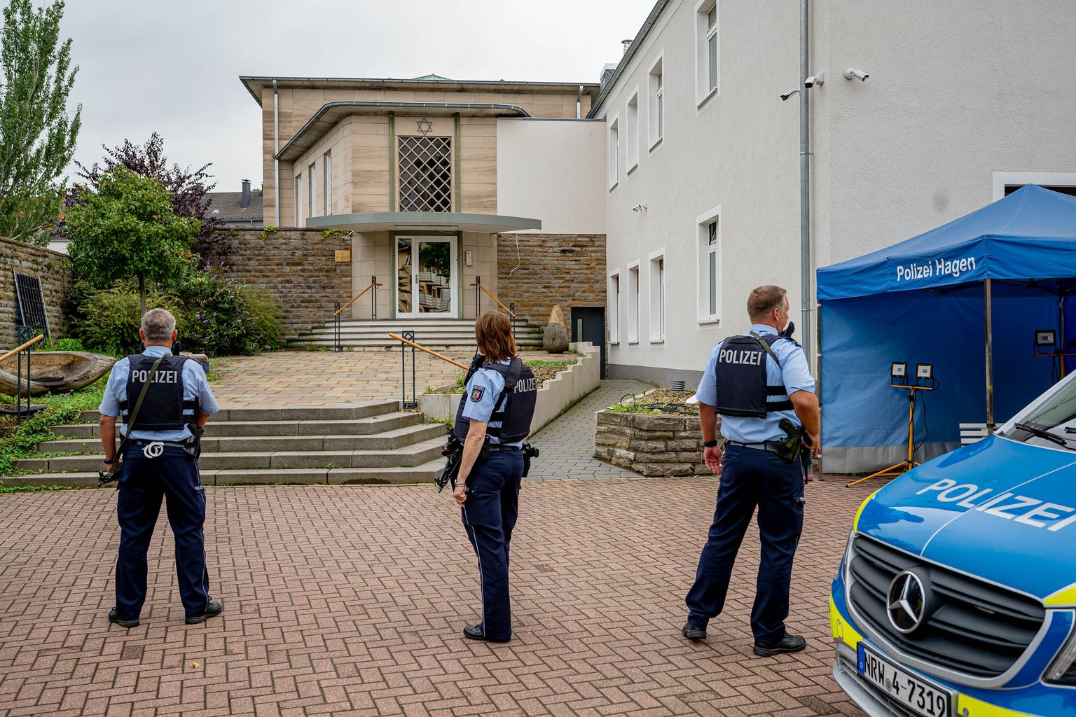 Saksa politsei turvamas Hageni sünagoogi.