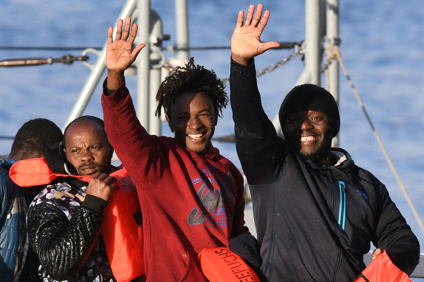 Migrandid Malta patrull-laeval 9. jaanuaril. Osa laeval olnud ja Euroopa Liidu riikide vahel ümber jagatud 49 migrandist võttis endale Portugal.