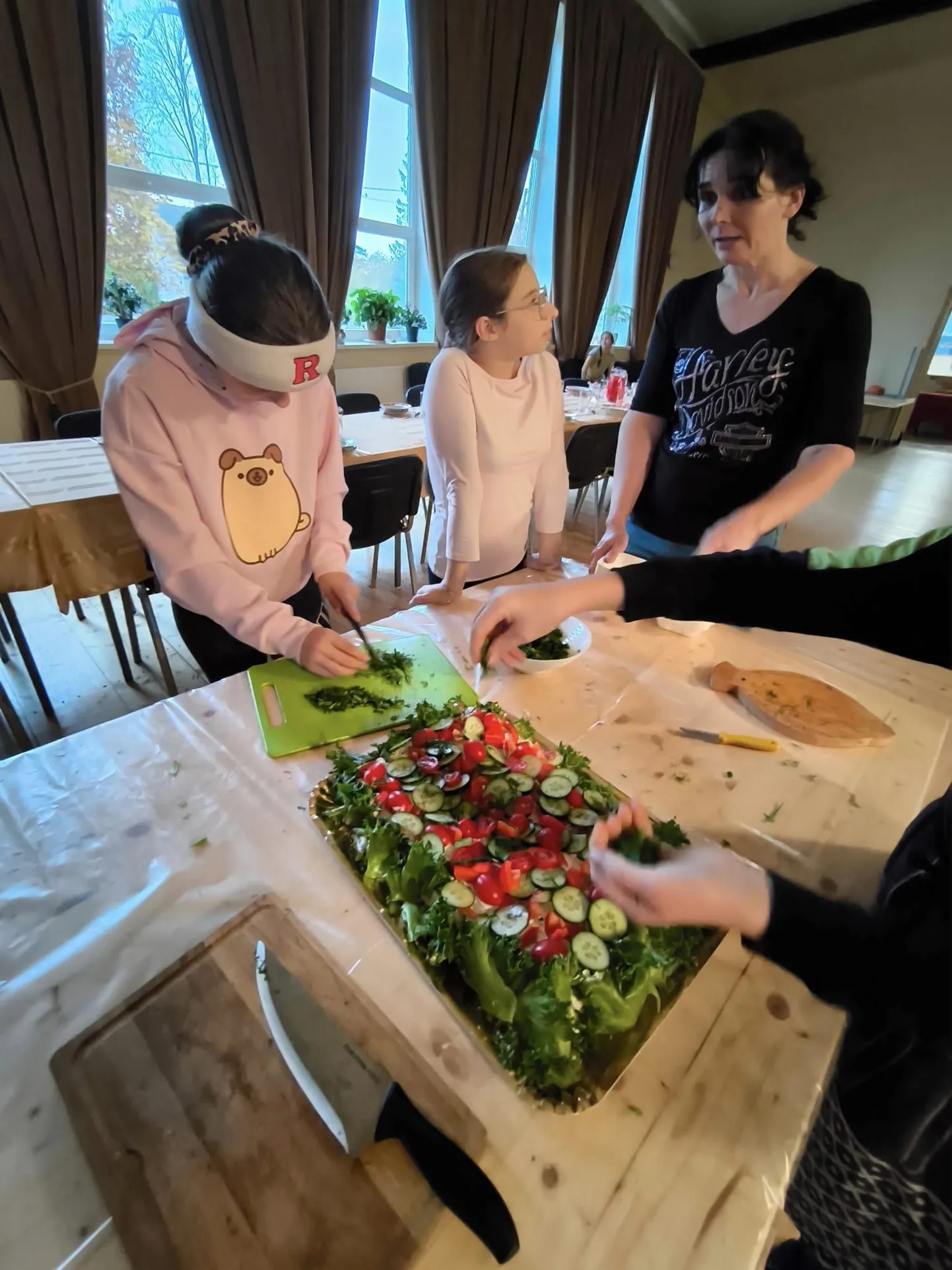 Lasterestos valmisid maitsvad road ning külalistele kaeti pikk laud.