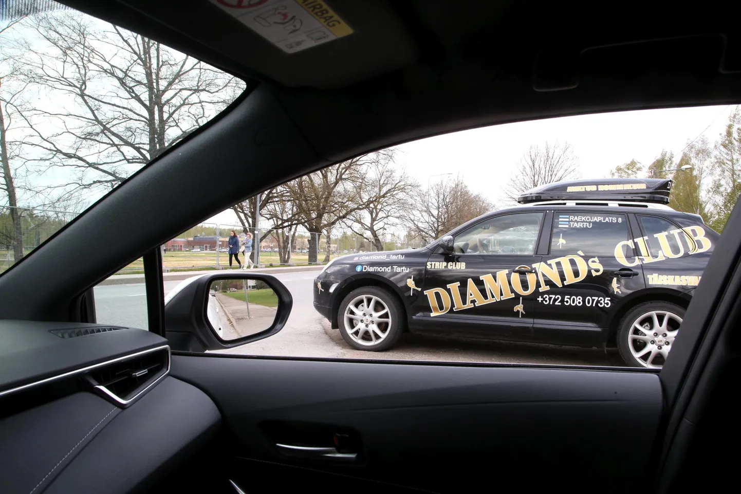 Eesti maaülikooli metsamaja juurde pargitud Diamond’s Clubi reklaamauto varjab Tallinna maanteele pööret sooritavate autojuhtide vaatevälja.