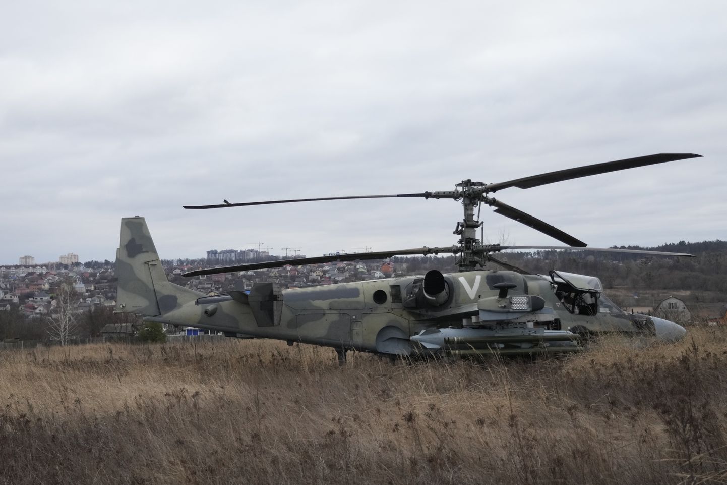 Pēc piespiedu nosēšanās ārpus Kijevas, Ukrainā, ceturtdien, 2022. gada 24. februārī, uz lauka ir redzams Krievijas helikoptera Ka-52 kaujas kuģis.