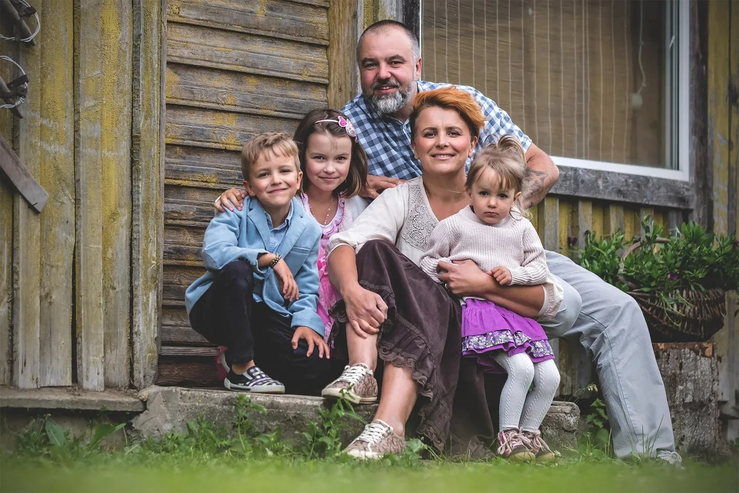 Perekond Laanemäe kolis Rakvere kortermajast Sämi-Tagakülla Voogla tallu 2015. aastal, sest linnaelust sai kõrini ja vaja oli oma peenart – nüüd on kõik rahul. Fotol ema Janne, isa Janek, lapsed Emili, Evert ja Eliise. Pildilt on puudu vanim tütar Celine.