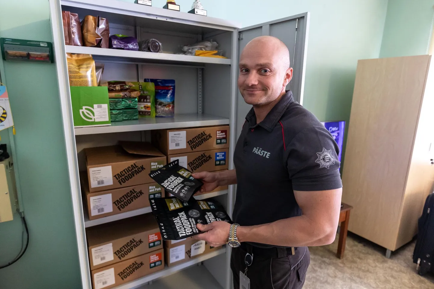 Paide ja Türi päästekomando pealik Ilmar Koppel näitab, kuidas päästjad võtavad kriisivalmidust vägagi tõsiselt. Nii võib komandodes tallel olla omajagu hädaolukordadeks mõeldud kuivtoidupakke.