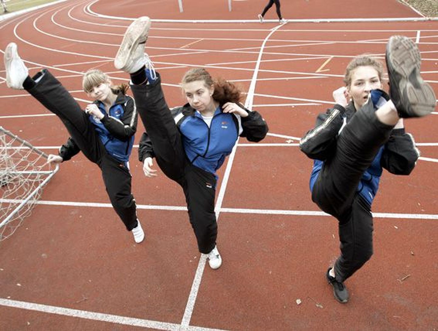 Marta Kiigemägi (vasakul), Kelly Konetski ja Anastasija Mironova näitavad lööke, mida nad taekwondo treeningutel  ja võistlustel teevad.