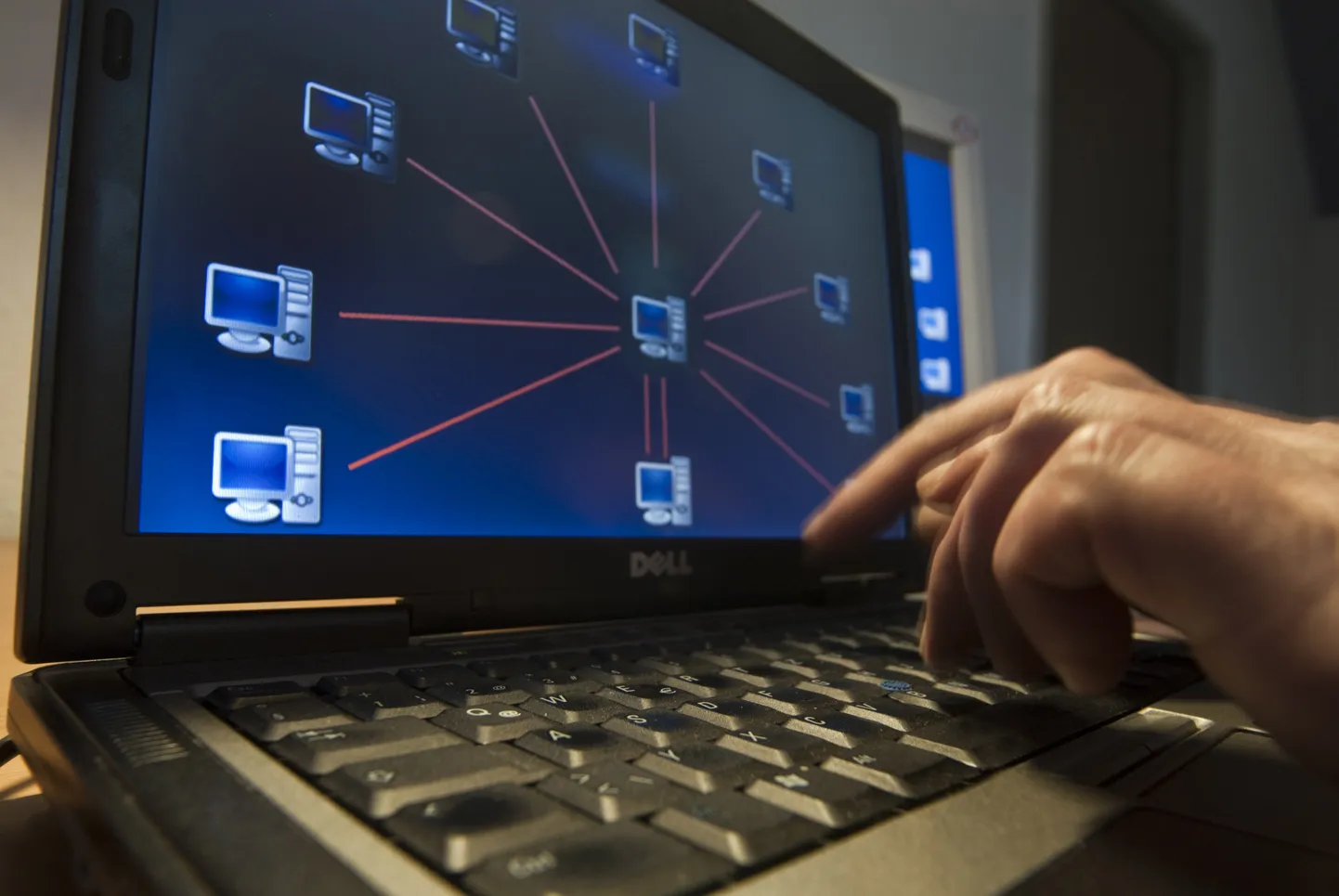 DDoS rünnakud võivaki olla üsna sellised, nagu Hollywoodi filmides nähtud - keegi kuskilt keldrist tellib rünnaku ja arvutid üle maailma hakkavad ohvri serverit üle koormama.